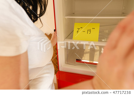 daily routine, meals schedule, empty fridge 47717238