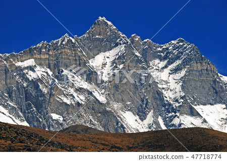 Everest mountain group looking up from Chukun · Nupce, Roche, Rocher Sharl 47718774