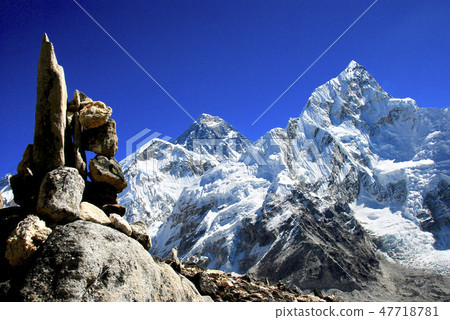 From the side of Cologne standing on Kalaparthal look at the summit of Everest and the Nupche rising to the west. 47718781