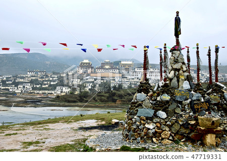 Shangri-la's Song Plow Lin and Ishizuka Cho-ten 47719331