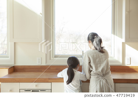 女孩幫忙 女孩幫忙 47719419