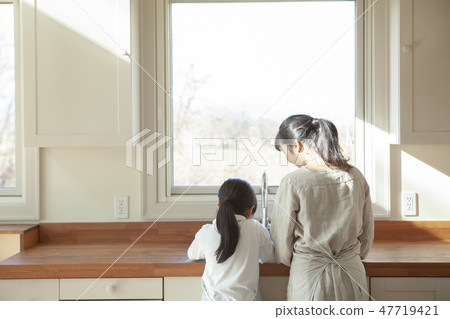 女孩幫忙 女孩幫忙 47719421