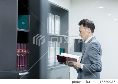 穿著西裝的男人 47720087