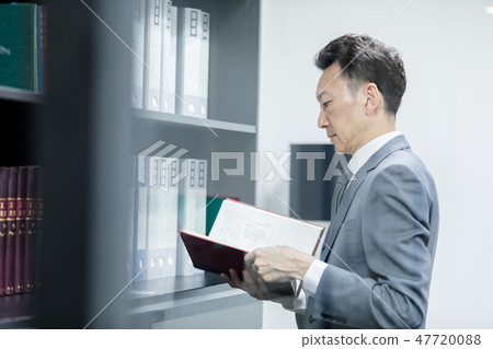 穿著西裝的男人 47720088