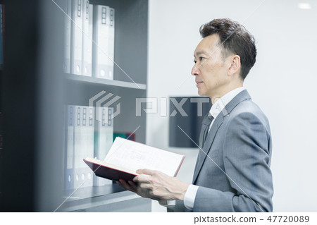 穿著西裝的男人 47720089