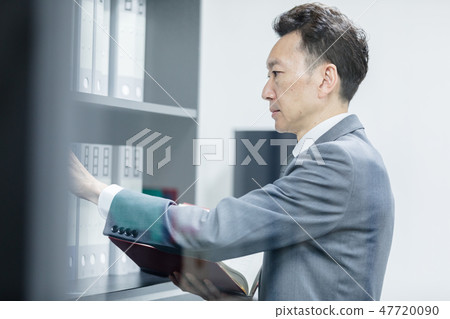 穿著西裝的男人 47720090