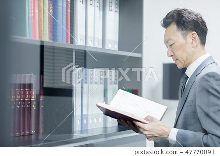 穿著西裝的男人 47720091