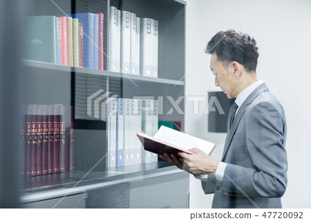 穿著西裝的男人 47720092
