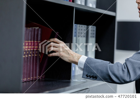 穿著西裝的男人 47720101