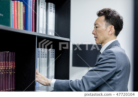 穿著西裝的男人 47720104