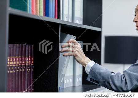 Men in a suit 47720107