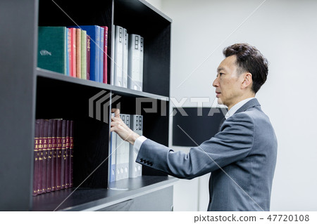 穿著西裝的男人 47720108
