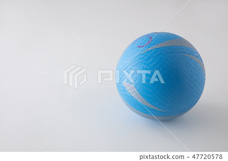對於白色背景上的軟谷球，體育課和運動圖像 47720578