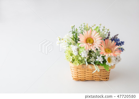 花束充滿在籃子的許多花似乎賣對在白色背景的一家花店 花束充滿在籃子的許多花似乎賣對在白色背景的一家花店 47720580