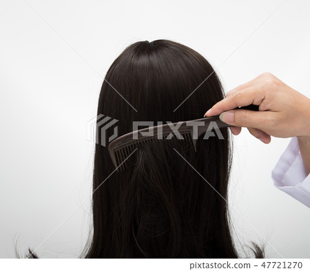 Artificial Fake Hair Wig on Rattan Head Mannequin 47721270