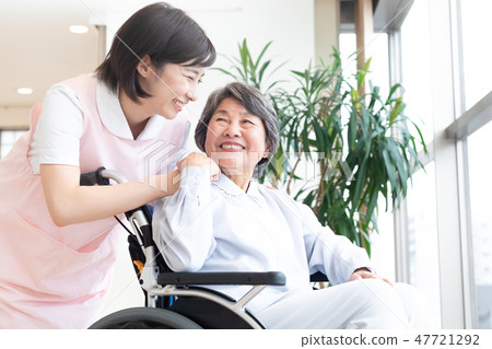 Nursing Care Image Senior Women and Caregivers 47721292