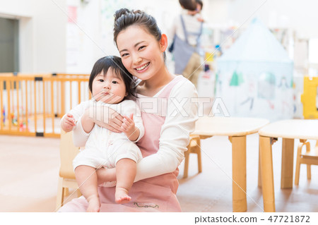 托兒所老師，托兒所，微笑，寶貝，擁抱 47721872