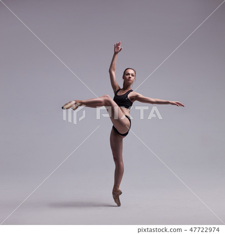 Beautiful Ballet Dancer Posing On Pointes. 47722974