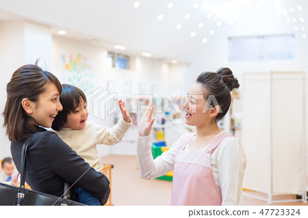 女商人,母親,托兒所,公司托兒所,調動 女商人,母親,托兒所,公司托兒所,調動 47723324