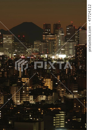Shinjuku and Mt. Fuji at night seen from the Civic Center in Bunkyo-ku (Tokyo, January) 47724112