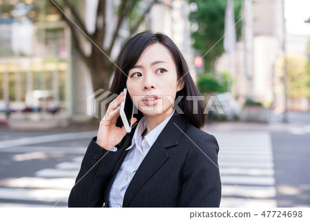 有智能手機的一名婦女 有智能手機的一名婦女 47724698