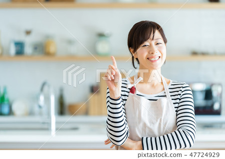 在廚房主婦廚房廚房里站立的中間女性廚房主婦管家 47724929