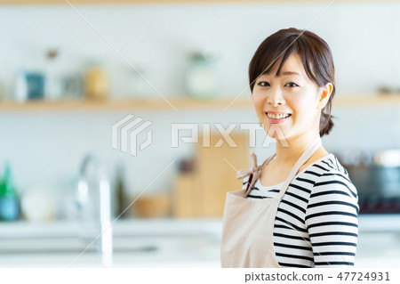 Middle female kitchen housewife Housekeeper who stands in kitchen Housewives kitchen kitchen 47724931