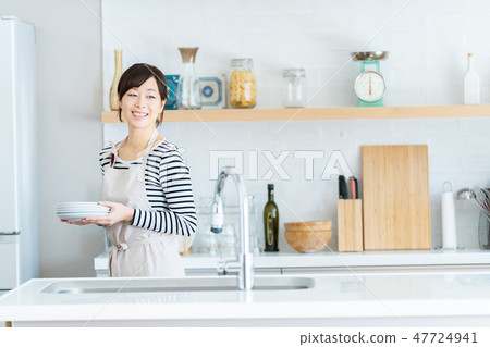 Middle female kitchen housewife Housekeeper who stands in kitchen Housewives kitchen kitchen 47724941