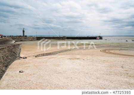 The harbour of Cancale with low tide 47725393