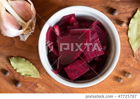 Fermented red beet in a bowl, top view 47725787