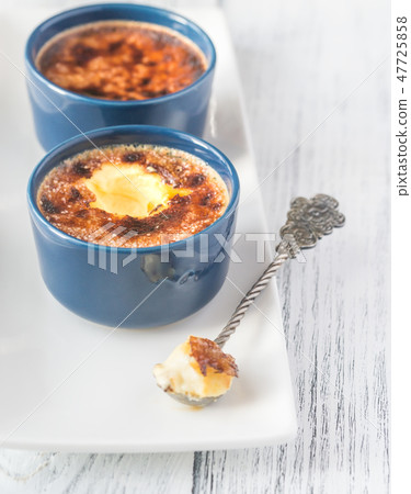 Creme brulee in the pots Creme brulee in the pots 47725858