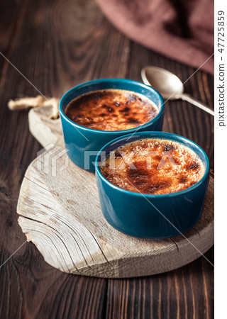 Creme brulee in the pots Creme brulee in the pots 47725859