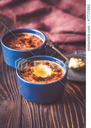 Creme brulee in the pots Creme brulee in the pots 47725860