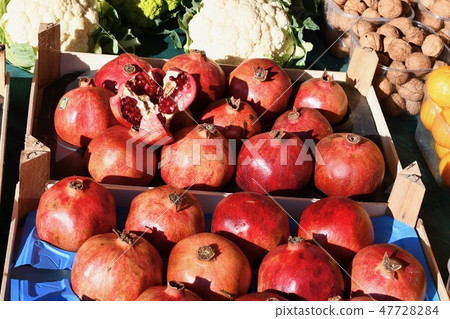 意大利藍天市場石榴，花椰菜 47728284