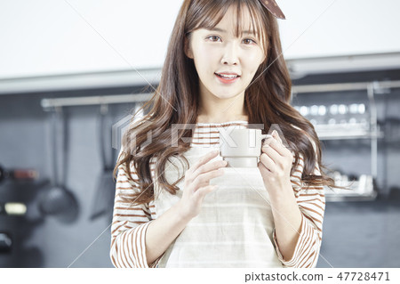 Kitchen, housewife, young woman Kitchen, housewife, young woman 47728471