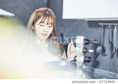 Kitchen, housewife, young woman Kitchen, housewife, young woman 47729944
