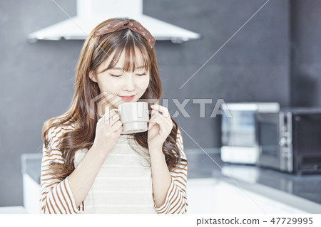 廚房,家庭主婦,年輕女子 廚房,家庭主婦,年輕女子 47729995