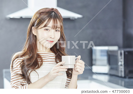 Kitchen, housewife, young woman 47730003