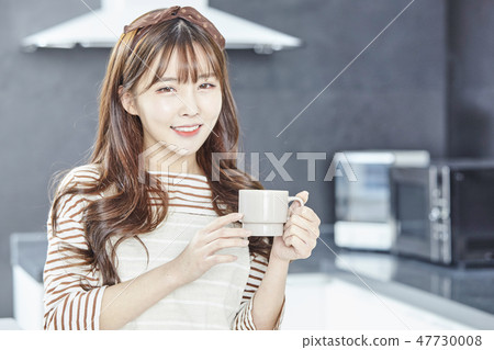 Kitchen, housewife, young woman Kitchen, housewife, young woman 47730008