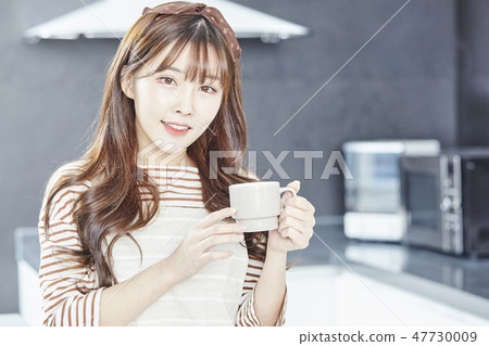 Kitchen, housewife, young woman Kitchen, housewife, young woman 47730009