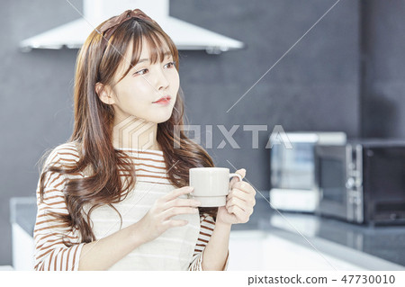 Kitchen, housewife, young woman 47730010