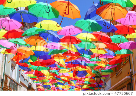 五顏六色的傘葡萄牙·ageda 47730667
