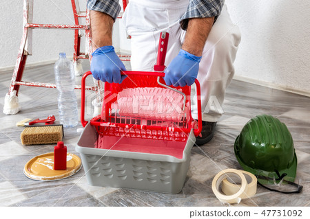 Professional house painter prepares the wall paint 47731092