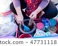 lady making papaya sald 47731118