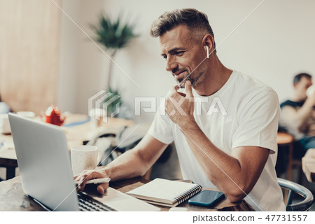 Man sitiing in cafe and using netbook 47731557