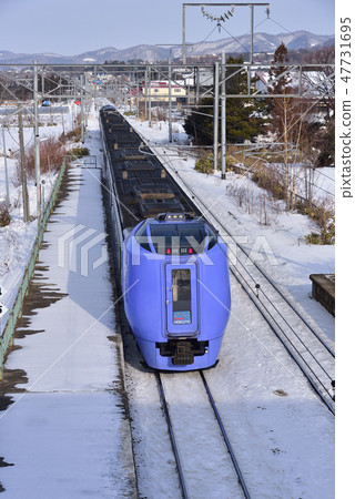 在冬天的早晨拍攝鐘擺特快列車通過北海道Nanaecho鎮的Odakyama車站的風景 47731695