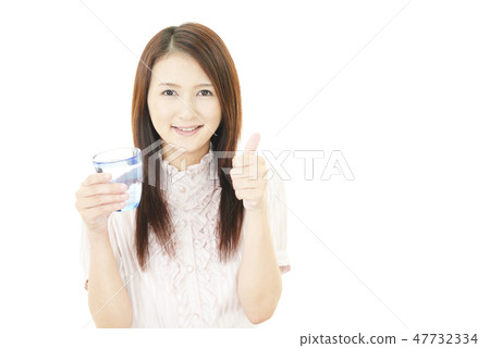 一個女人喝水 一個女人喝水 47732334