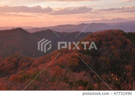 從Mt. Oyama在深秋和赤城山的日落 47732490