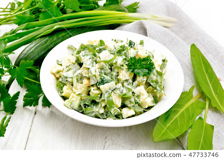 Salad with potatoes and sorrel on wooden table Salad with potatoes and sorrel on wooden table 47733746