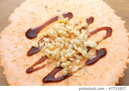 Shrimp cracker arrangement. Mayonnaise & Sauce & Temperteak Topping. 47733857